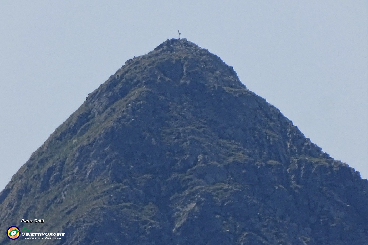 81 Maxi zoom sulla cima del Pizzo Trona (2507 m).JPG